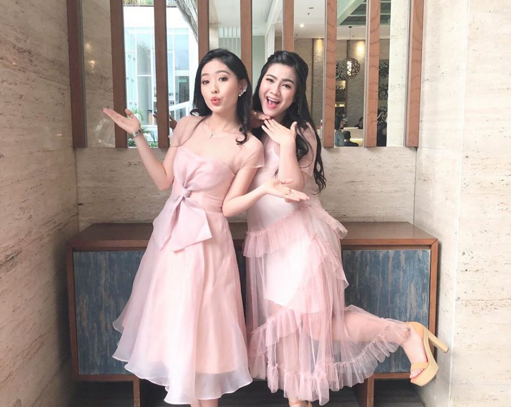 10 Gaya Natasha Wilona hadiri lamaran & pernikahan, memesona