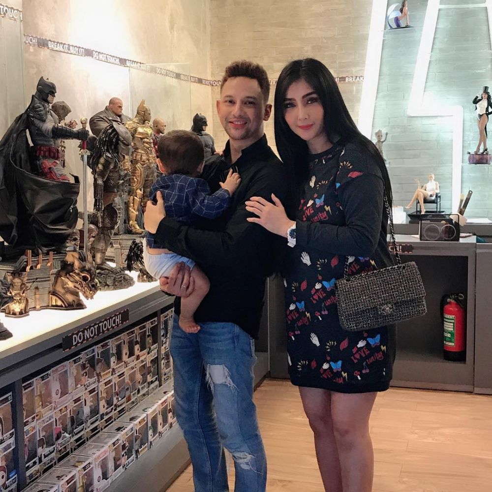 Rumah tangga diisukan retak, ini 10 momen manis Lucky Perdana & istri