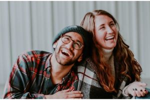 Pengen tahu cowok naksir kamu? Intip 6 tandanya di sini