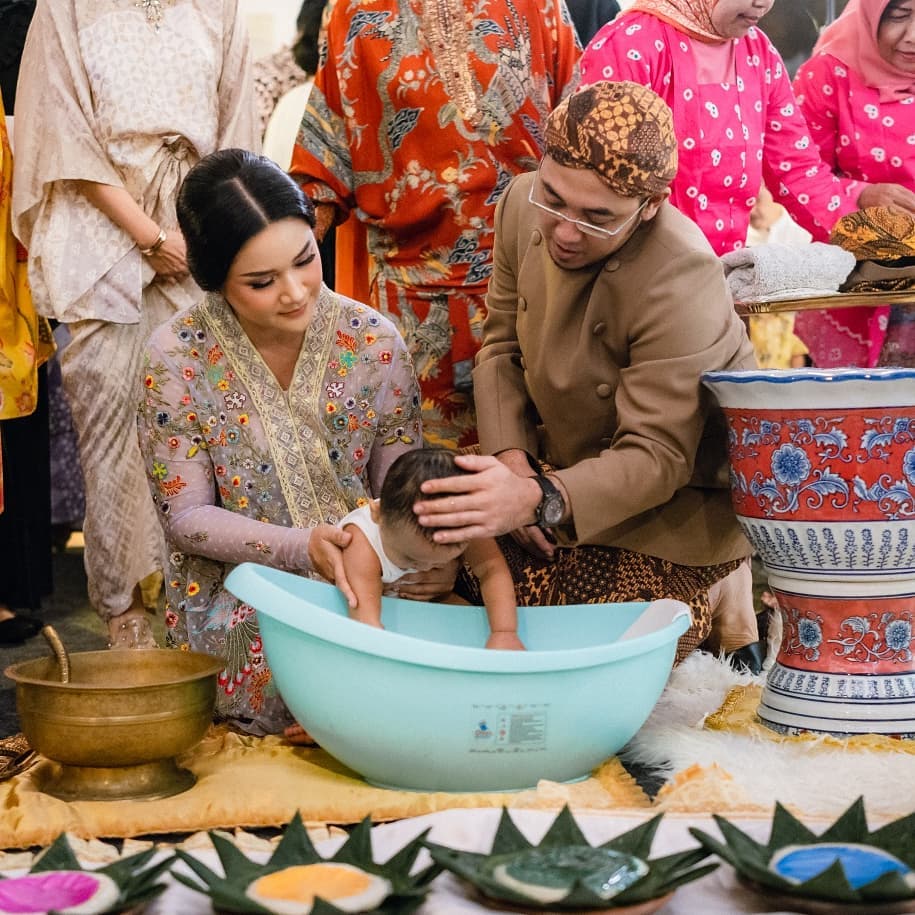 10 Momen Tedak Siten anak Fitri Ayu 'Yuli TOP', mewah bak resepsi