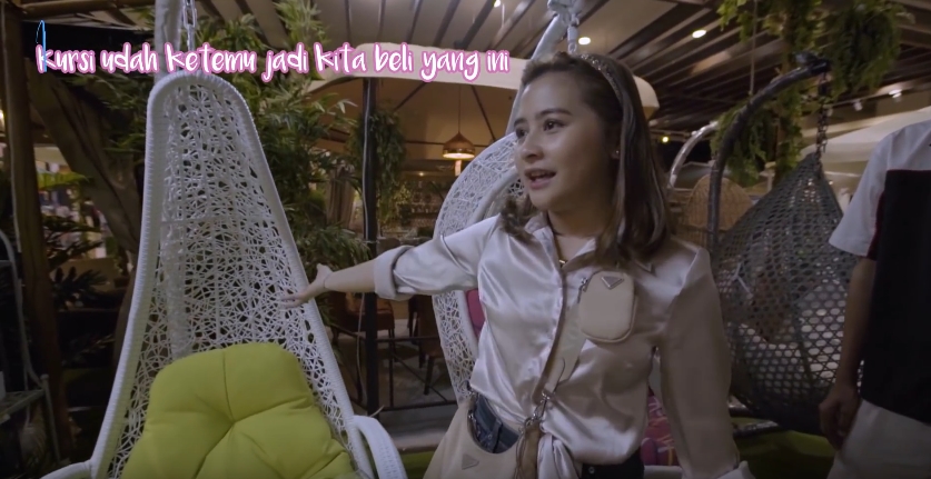 Momen Prilly Latuconsina beli lampu kristal untuk kamar mandi, tajir