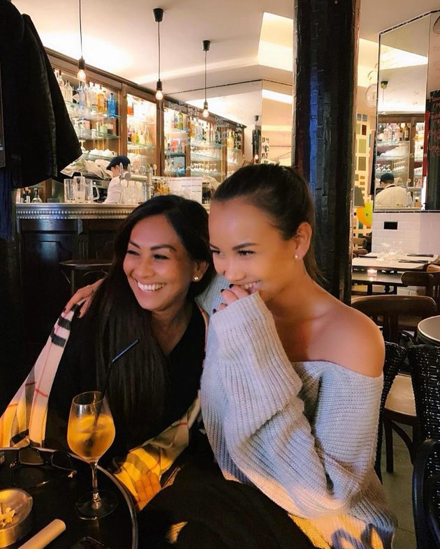 8 Potret kebersamaan Alyssa Daguise & sang ibu, bak kakak-adik