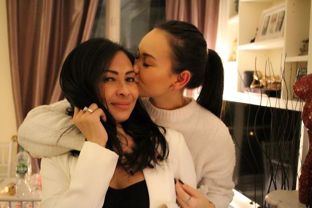 8 Potret kebersamaan Alyssa Daguise & sang ibu, bak kakak-adik