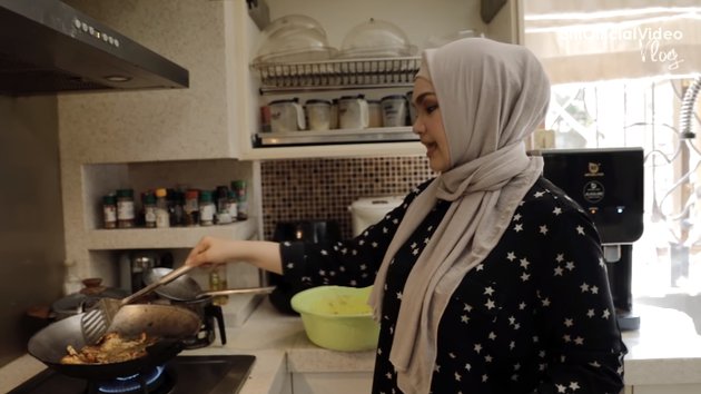 9 Potret dapur  rumah Siti Nurhaliza mewah  tapi ada wajan 