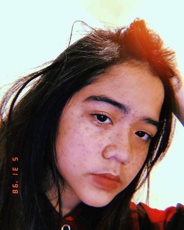 7 Potret Cinta Kuya tanpa kacamata, pesonanya kian terpancar