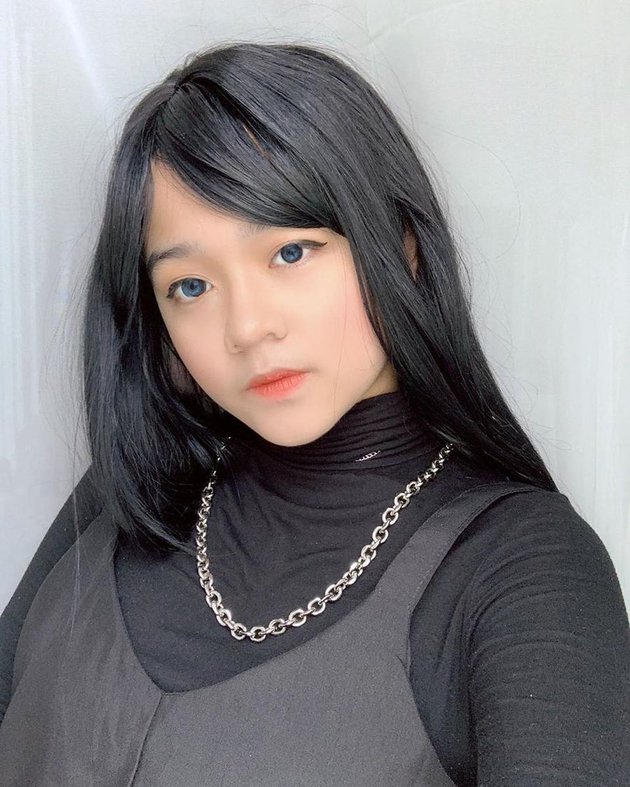 7 Potret Cinta Kuya tanpa kacamata, pesonanya kian terpancar