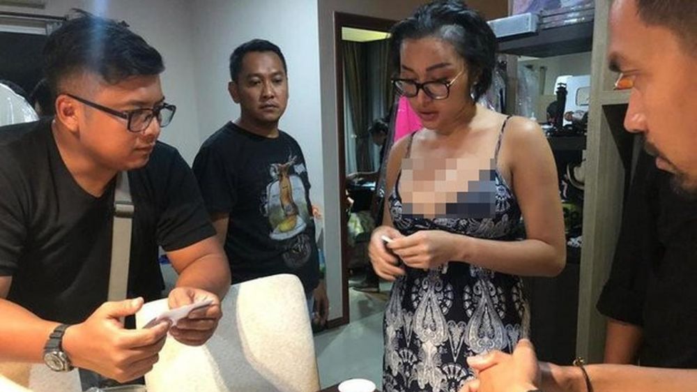 7 Foto detik-detik Lucinta Luna ditangkap, wajah sedih & tanpa makeup