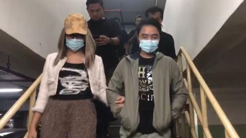 7 Foto detik-detik Lucinta Luna ditangkap, wajah sedih & tanpa makeup