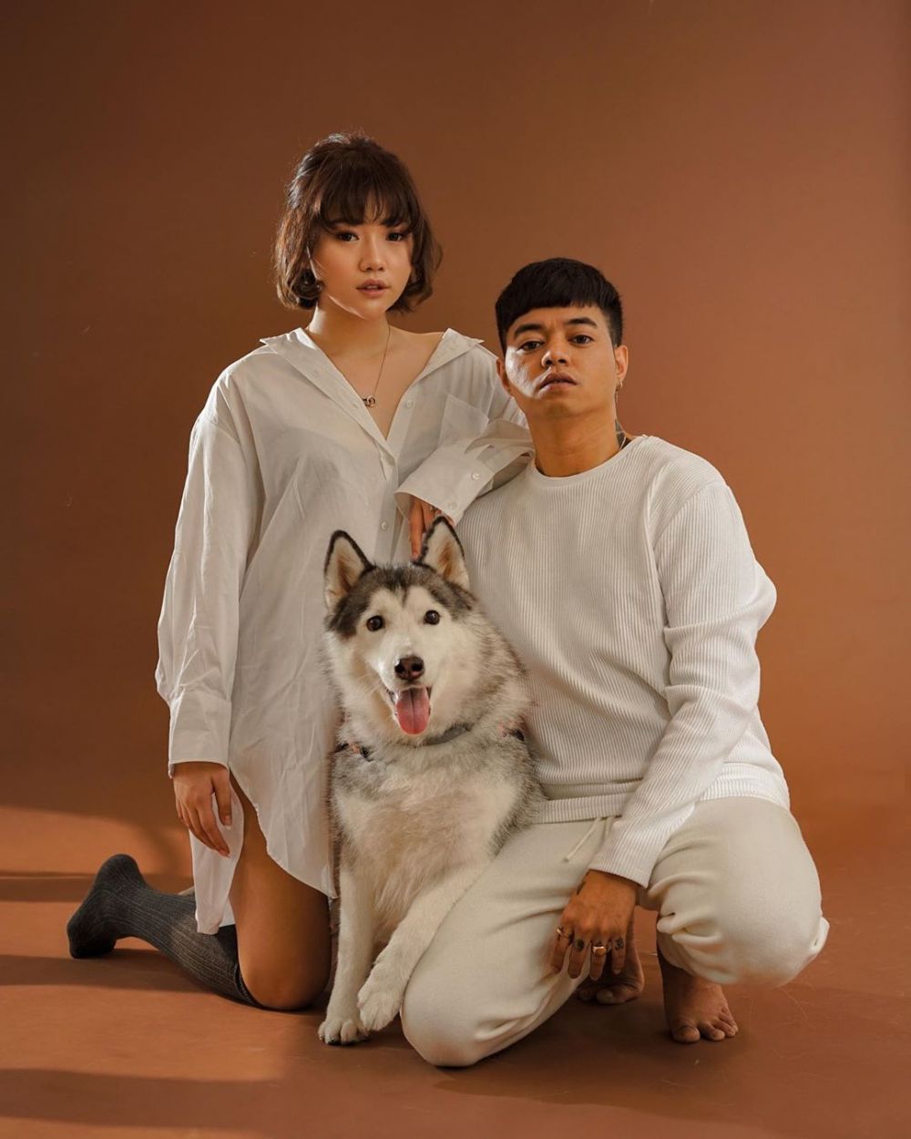 6 Potret prewedding Reza Arap & Wendy Walters bareng anjing lucu