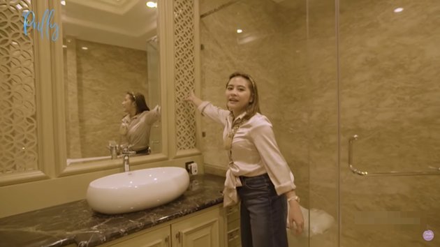 7 Potret kamar mandi Prilly Latuconsina, mewah ada lemari 100 pintu