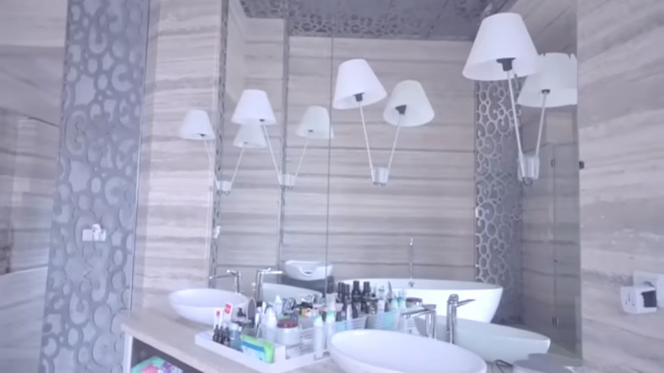 6 Potret kamar mandi mewah Momo Geisha, fasilitas bak di salon