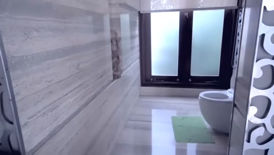 6 Potret kamar mandi mewah Momo Geisha, fasilitas bak di salon