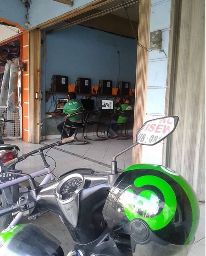 10 Momen driver ojek online isi waktu luang ini bikin tepuk jidat