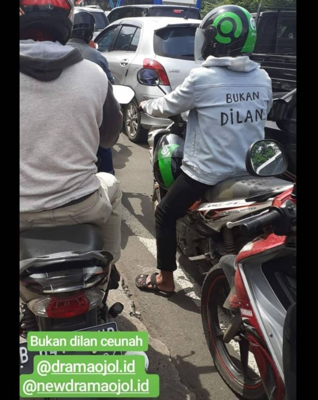 10 Momen driver ojek online isi waktu luang ini bikin tepuk jidat