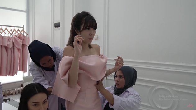 7 Momen bridesmaid Jessica Iskandar fitting gaun, seru banget
