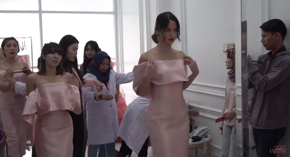 7 Momen bridesmaid Jessica Iskandar fitting gaun, seru banget