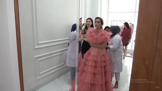 7 Momen bridesmaid Jessica Iskandar fitting gaun, seru banget