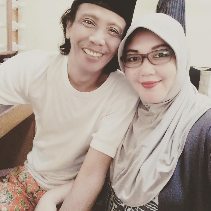 Jarang tersorot, ini 8 momen mesra Mandra dan istrinya