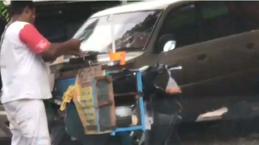 Viral penjual jajanan cuci wajan pakai genangan air di jalan