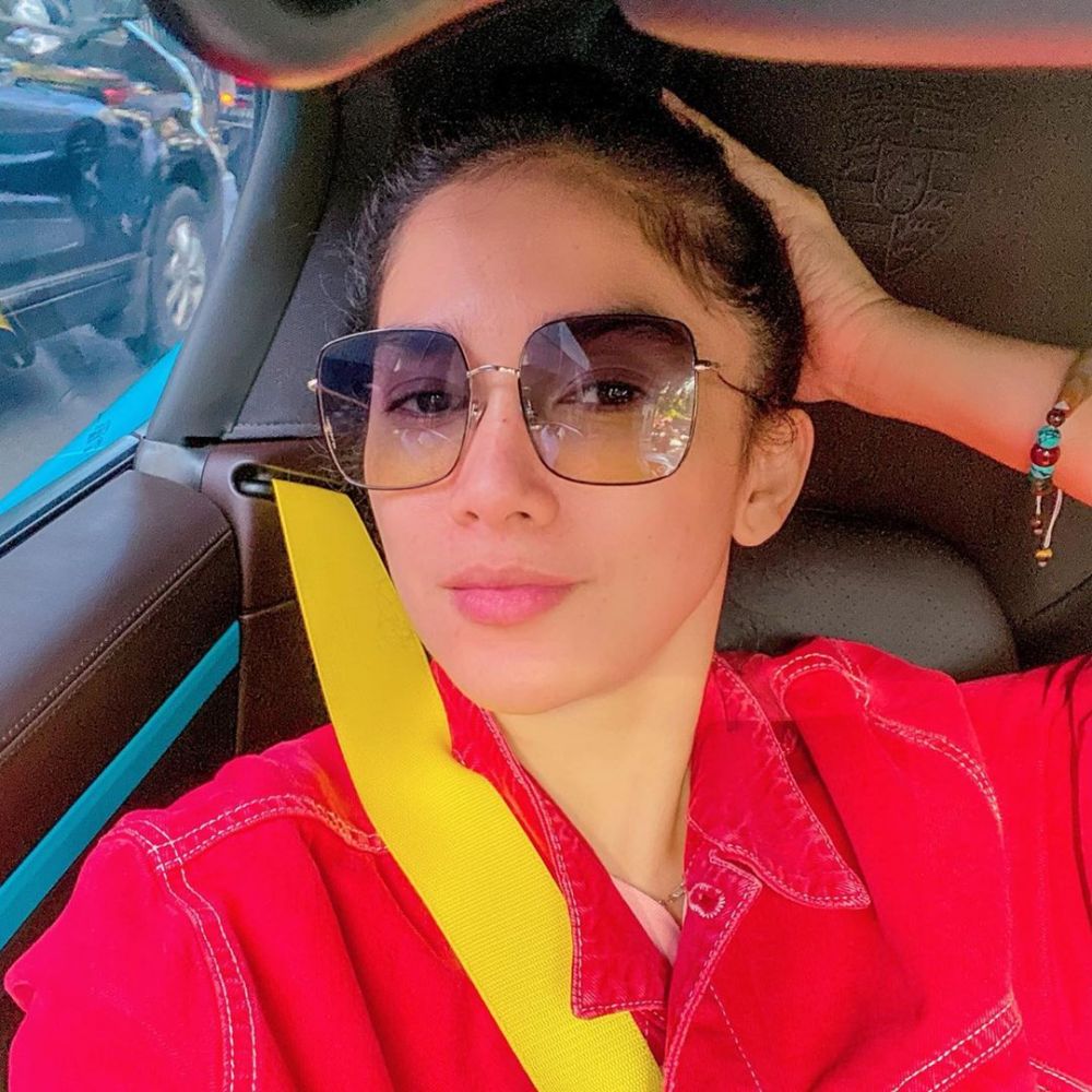 7 Potret mobil mewah Ussy Sulistiawaty, dipakai beli nasi uduk