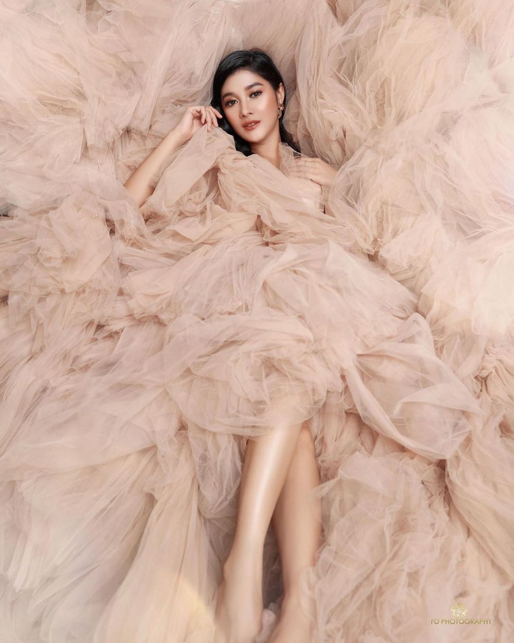 Biasa tampil natural, 8 gaya pemotretan Naysila Mirdad ini manglingi