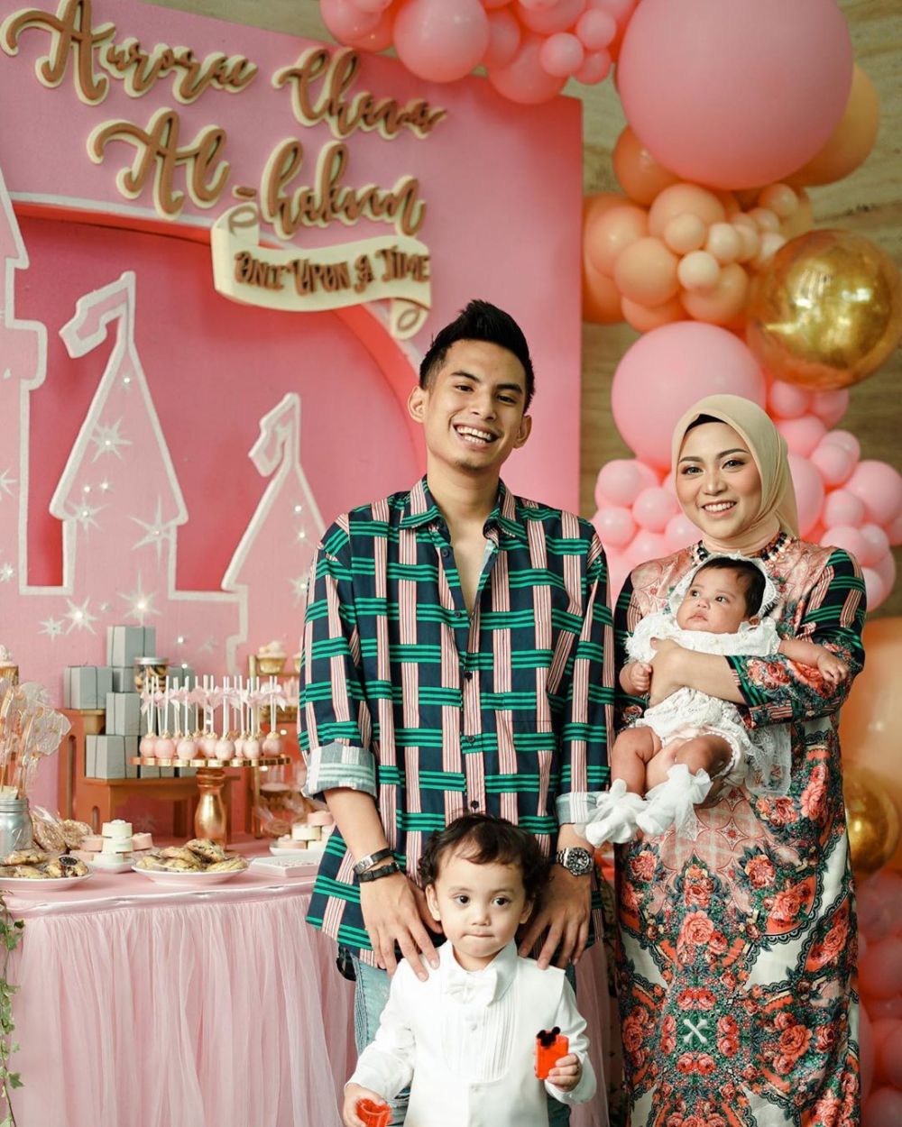 Dikenalkan ke publik, ini 10 momen akikah anak kedua Rachel Vennya