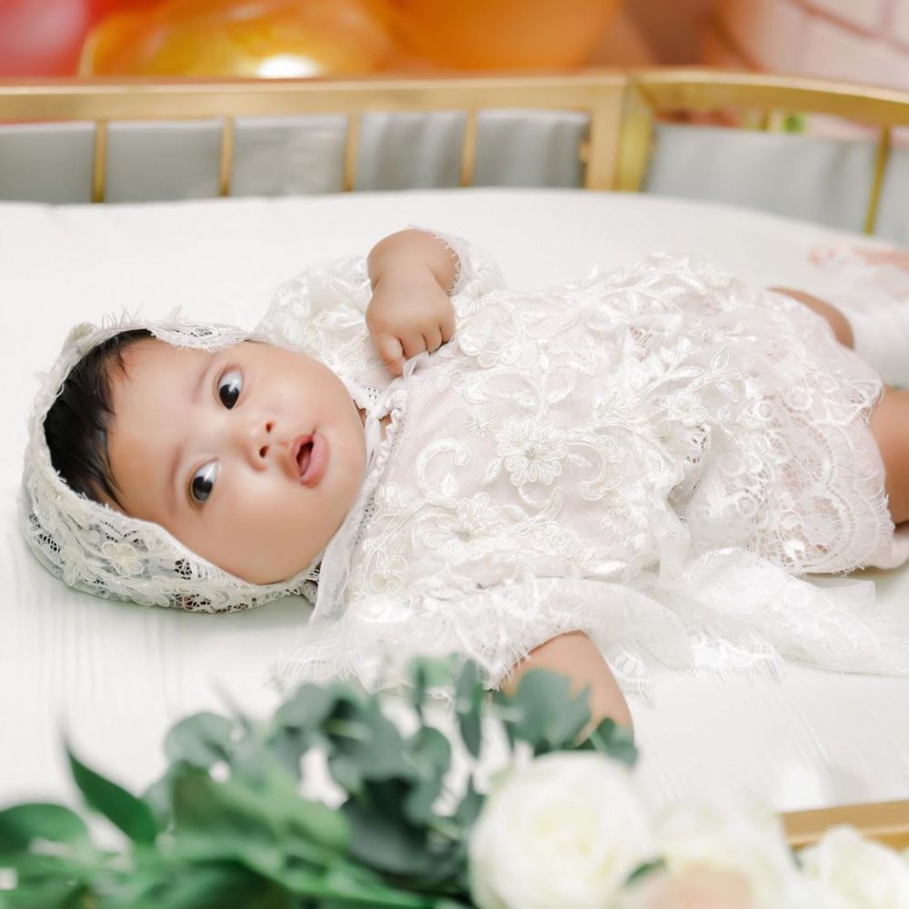 Dikenalkan ke publik, ini 10 momen akikah anak kedua Rachel Vennya