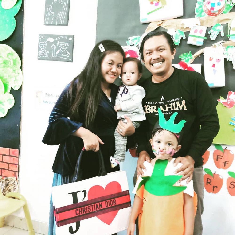 9 Potret kebersamaan Tisna TOP dan keluarga, harmonis