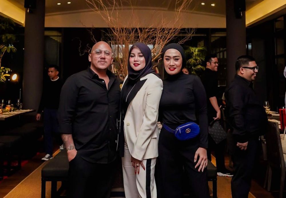 8 Potret perayaan ultah ke-40 Olla Ramlan, tema hitam putih