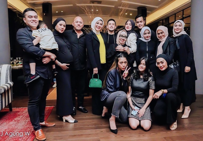 8 Potret perayaan ultah ke-40 Olla Ramlan, tema hitam putih