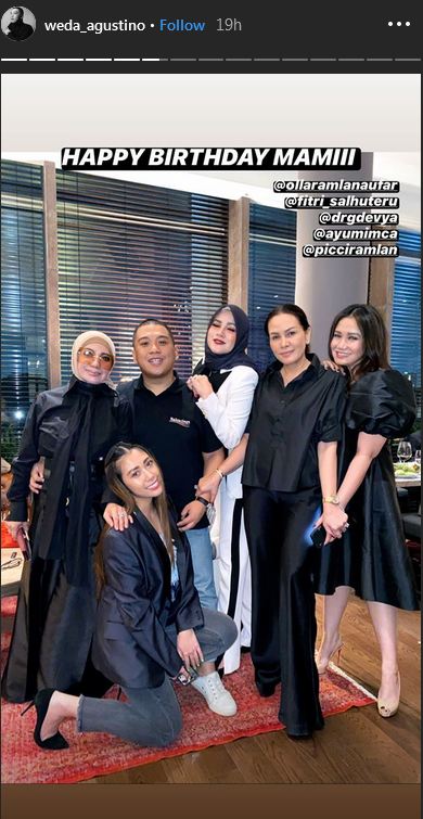 8 Potret perayaan ultah ke-40 Olla Ramlan, tema hitam putih