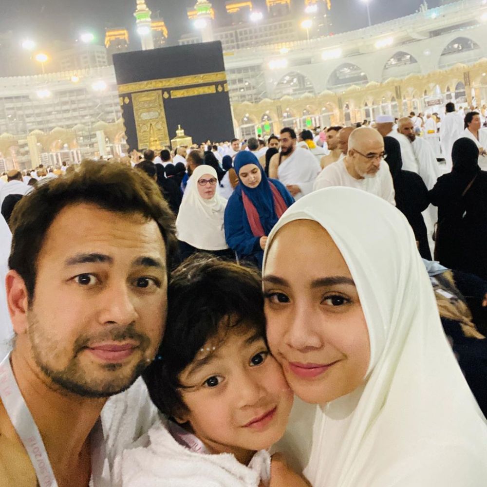 7 Momen Raffi Ahmad & Nagita Slavina umrah di hari ulang tahun
