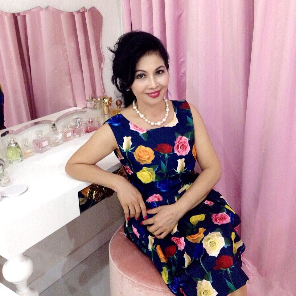 Jarang tersorot, ini 10 potret ibu Sandra Dewi yang awet muda