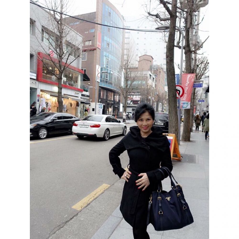 Jarang tersorot, ini 10 potret ibu Sandra Dewi yang awet muda