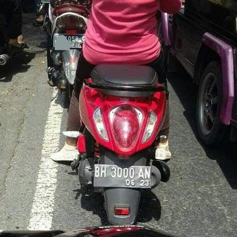 10 Pelat nomor kendaraan ini kalau dibaca absurd abis