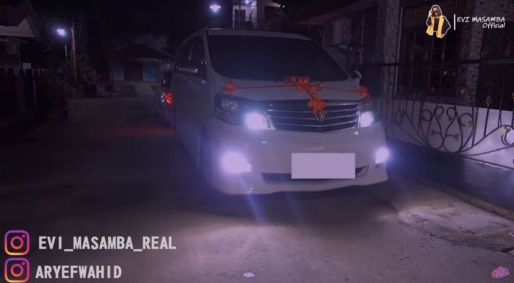 7 Potret Evi Masamba dapat kado mewah dari suami, ekspresinya kocak