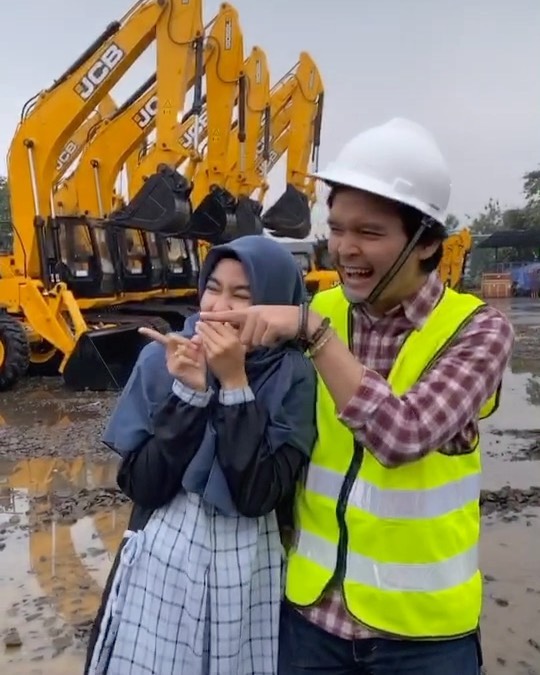 7 Potret Anisa Rahma syuting bareng suami, romantis abis