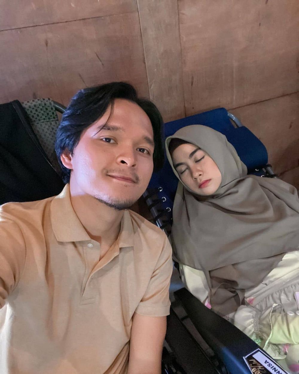7 Potret Anisa Rahma syuting bareng suami, romantis abis