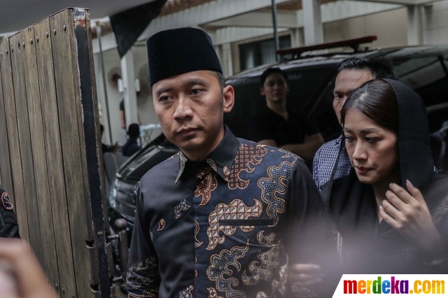 Ashraf Sinclair meninggal, ini 10 momen seleb melayat ke rumah duka