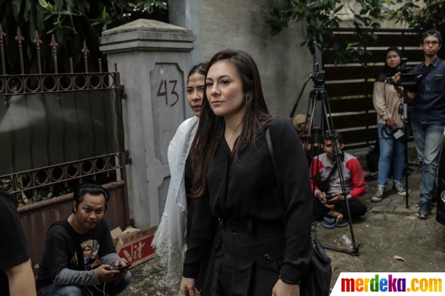 Ashraf Sinclair meninggal, ini 10 momen seleb melayat ke rumah duka