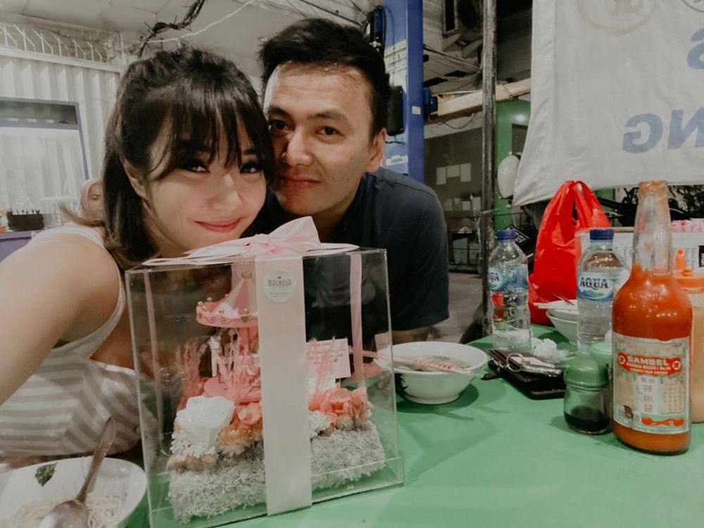 6 Pasangan seleb ini tak gengsi dinner di warung PKL, tetap romantis