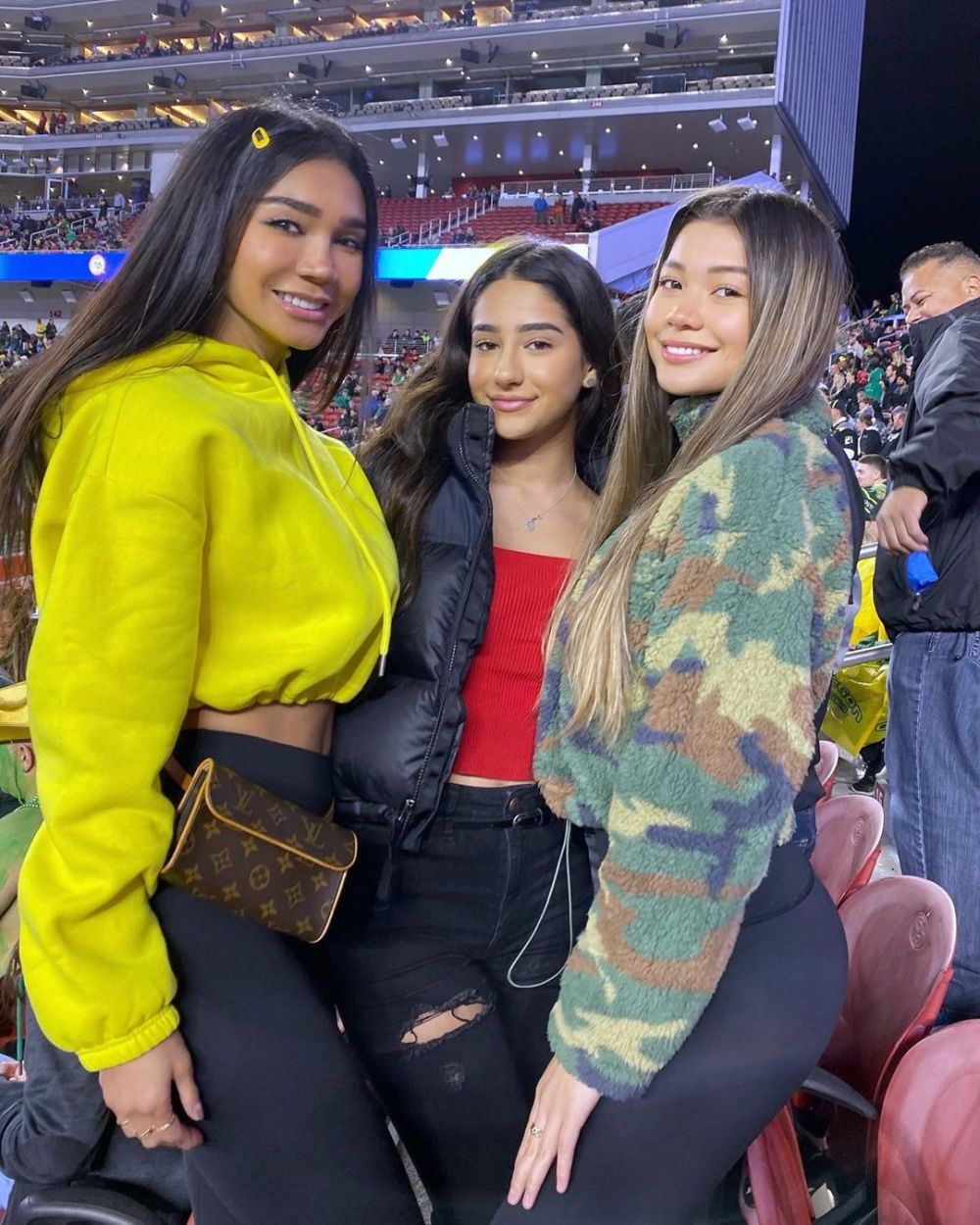 Beda usia 24 tahun, 9 potret ibu-anak ini lebih mirip kakak-adik