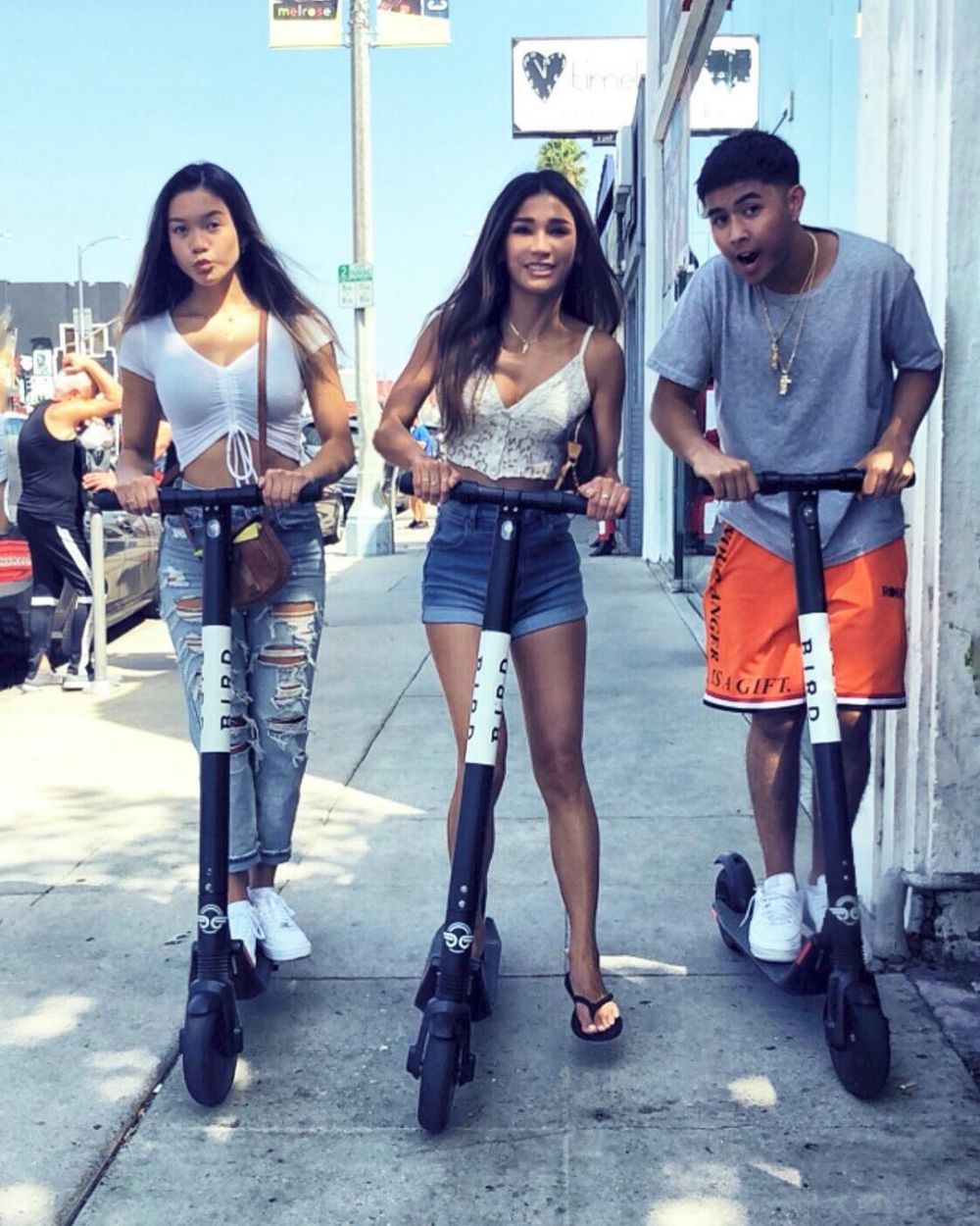 Beda usia 24 tahun, 9 potret ibu-anak ini lebih mirip kakak-adik