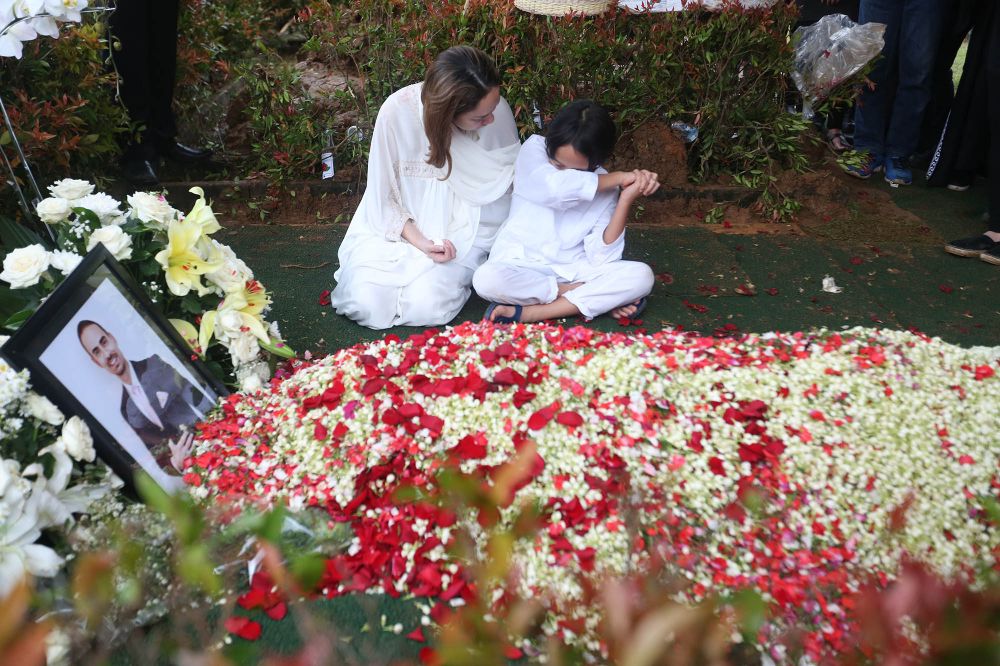 Momen haru BCL & Noah berpegangan tangan di atas pusara Ashraf 