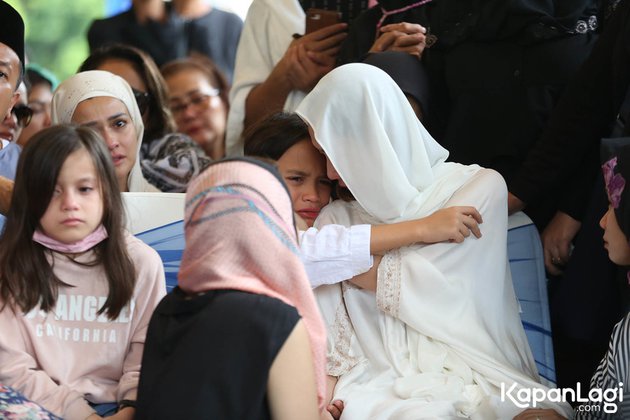 7 Potret ketegaran dan tangisan Noah saat pemakaman Ashraf Sinclair