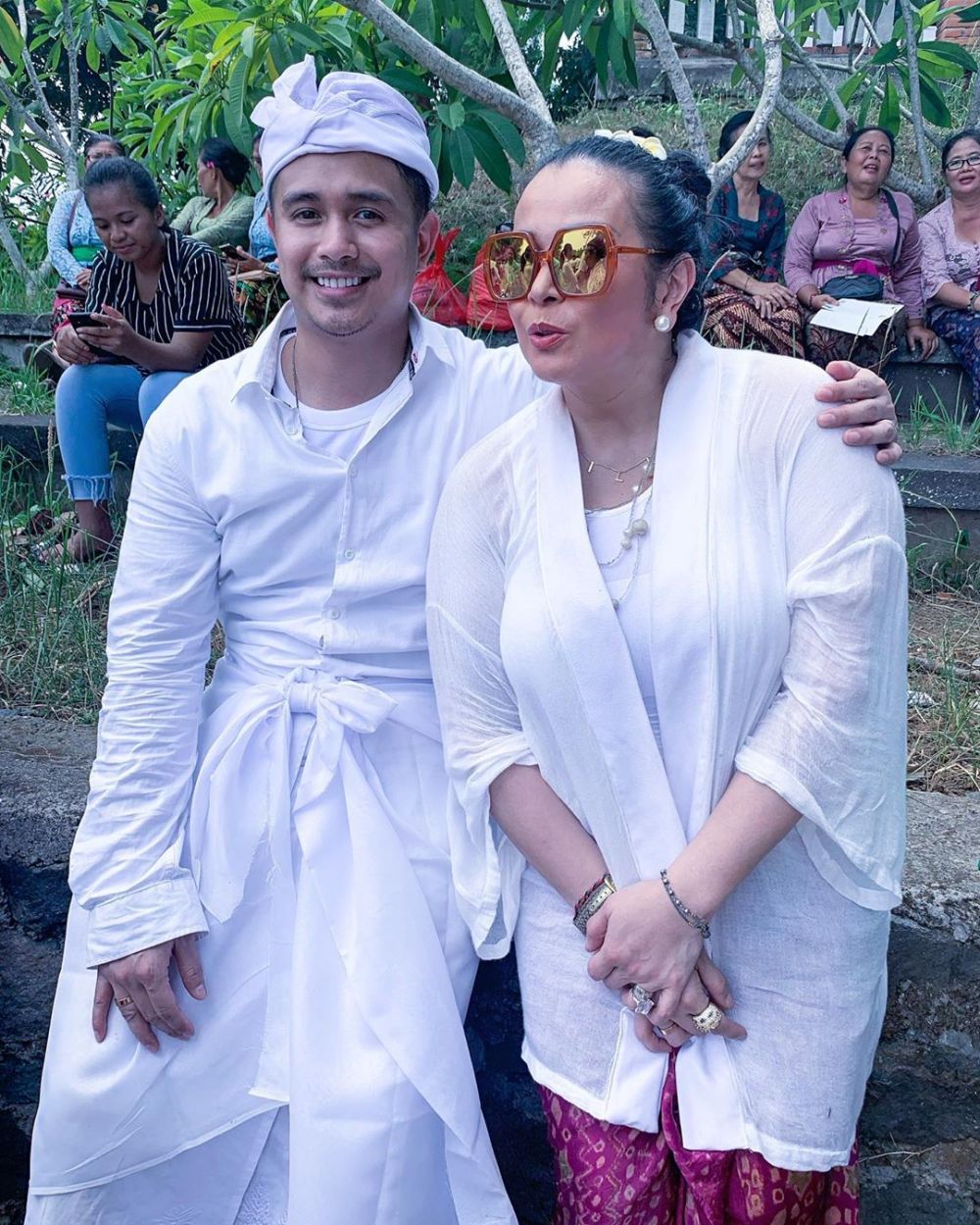 Potret 3 seleb rayakan Hari Raya Galungan, penuh kehangatan