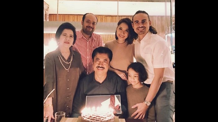 8 Momen kenangan Ashraf Sinclair & ibu mertua, penuh kehangatan