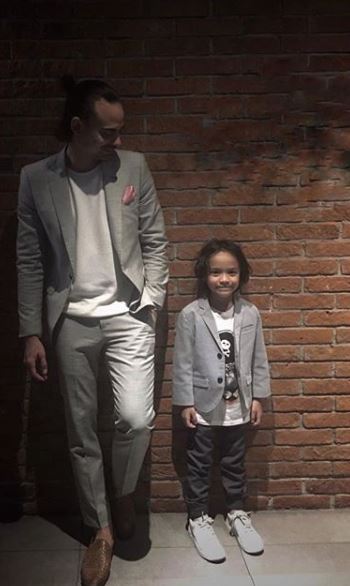 8 Potret kenangan Ashraf Sinclair & Noah pakai baju kembar