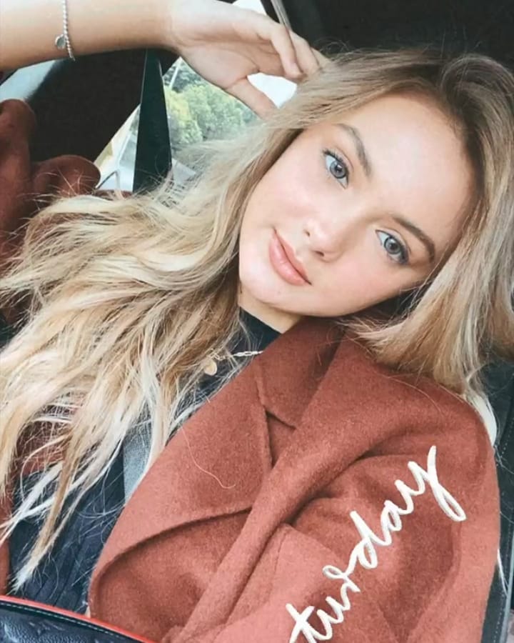 7 Potret terbaru Amanda Rawles dengan rambut pirang, bikin pangling