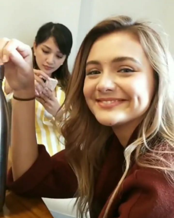 7 Potret terbaru Amanda Rawles dengan rambut pirang, bikin pangling